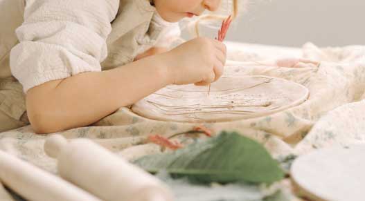 little-girl-makes-clay-plate-decorates-it-1
