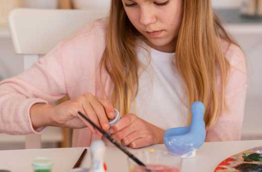 medium-shot-girl-opening-paint-container-2